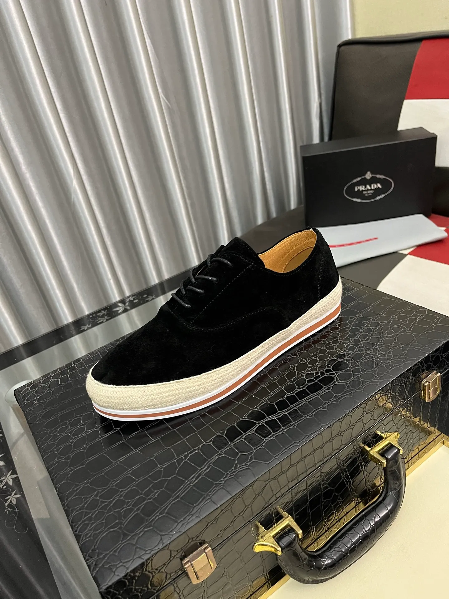 Men's shoes 💰440⌚️⌚️【PRADA】Prada ~ unique and casual style. New models from Prada official website are coming [Celebrate][Celebrate]🏃High-end brand casual shoes ➕Full set of packaging😍😍 Men's 2023 counters are on sale simultaneously, Italian imported brands select first-layer Italian cowhide. 🐑Sheepskin lining (refuses to discolor and rub feet) Sole: Original sole specially provided by the original factory 🎬Better in kind Size number: 38-442️⃣Colors available